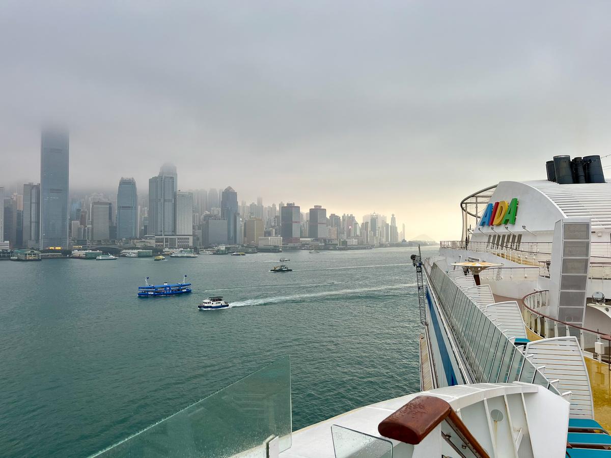 AIDAbella im Hafen von Hong Kong