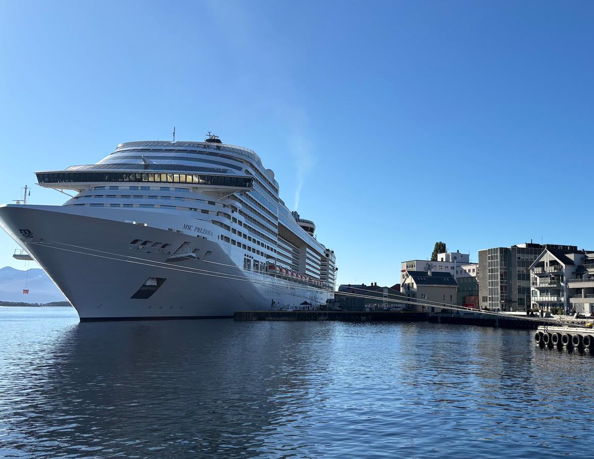 MSC Preziosa in Norwegen vor Anker